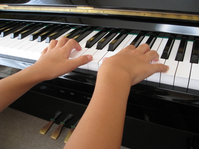 大人のピアノ初心者はピアノ教室へ行くべきか・独学か？